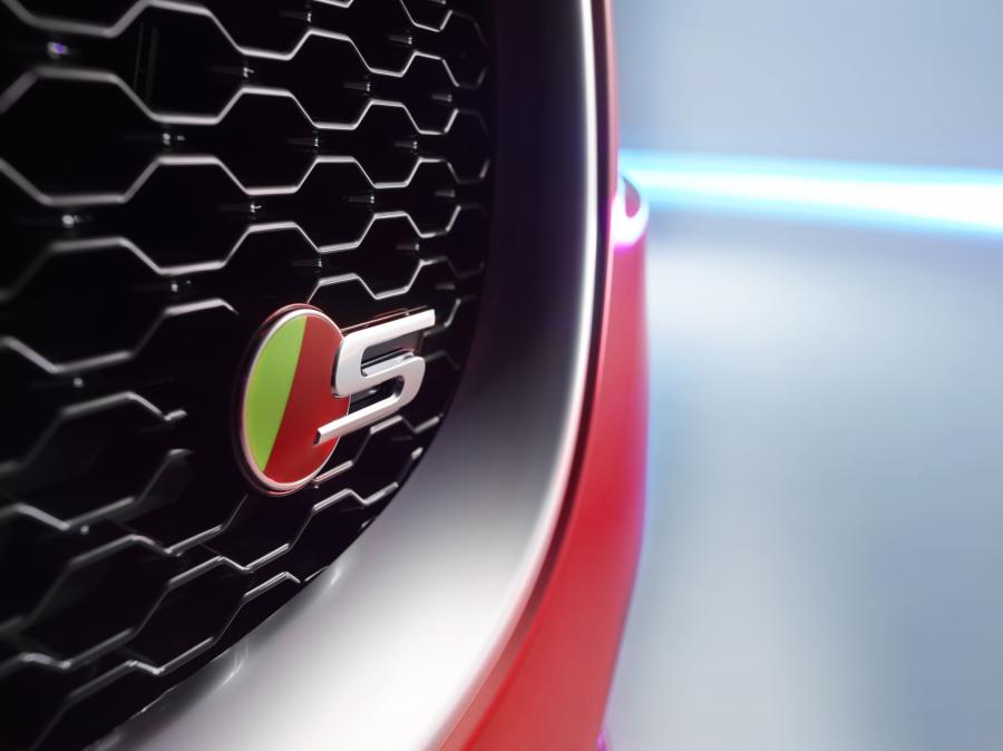  Jaguar XE S 2015 года  (фото 14 из 49)